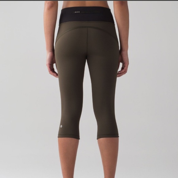 Lululemon Green and Black Smooth Stride Crop - Picture 3 of 16